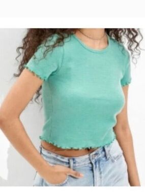 American Eagle Green Cropped Top with Lettuce Ruffle Hem Size Medium